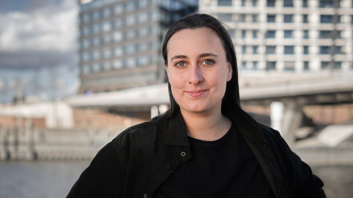 Cordelia Moore schaut in die Kamera und lächelt leicht