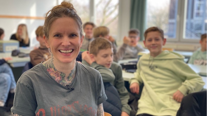 Lehrerin Rike Kuhlmann vor ihrer Klasse 