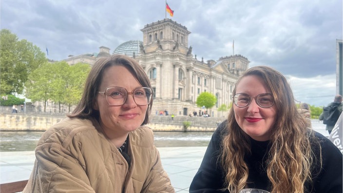 Jo Lücke und Franzi Helms in einem Café vor dem Reichstag in Berlin