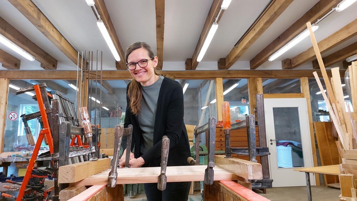 Johanna Röh arbeitet an einem Gerät in ihrer Tischlerei.