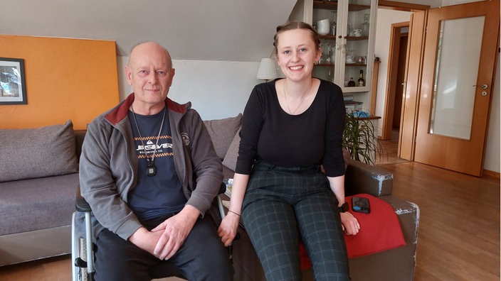 Porträtbild von Josephine und ihrem Vater, sie strahlen beide in die Kamera.