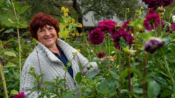 Eva Schüle in ihrem Garten.