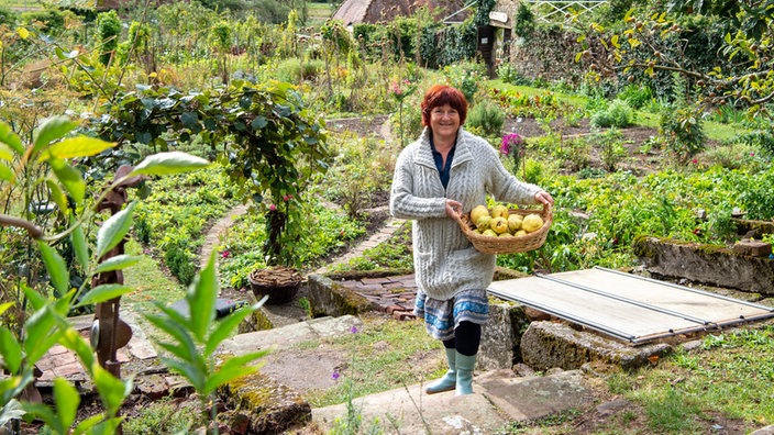 Eva Schüle in ihrem Garten.