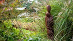 Zwei Figuren im Garten