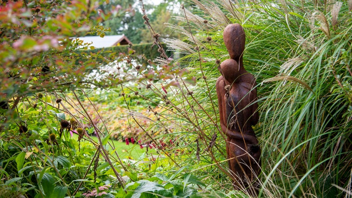 Zwei Figuren im Garten