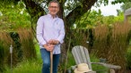 Stefan Greven steht vor Baum