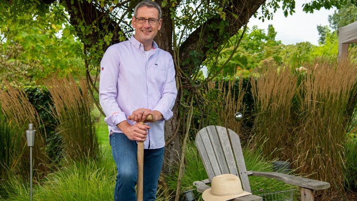 Stefan Greven steht vor Baum