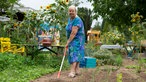 Elisabeth harkt ein Beet