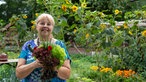 Elisabeth Schmelzer hält Blumenstrauß in der Hand