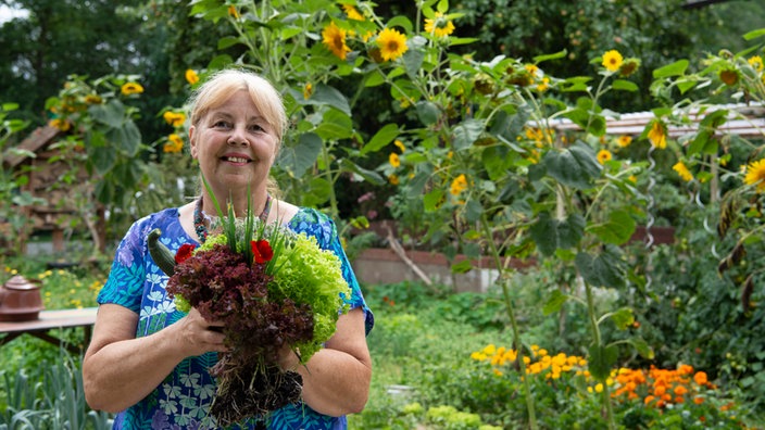 Elisabeth Schmelzer hält Blumenstrauß in der Hand