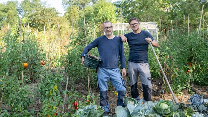 Markus Gaißl (r) und sein Mann Mark Ehrbrecht im Gemüsegarten