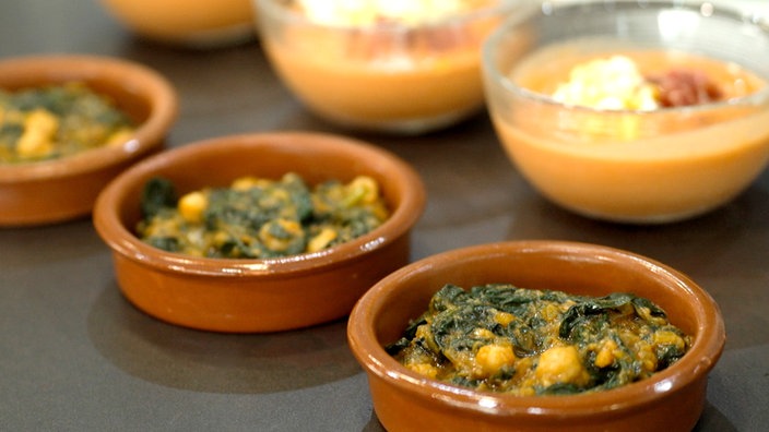 Salmorejo cordobés (dickflüssige Suppe) und Espinacas con garbanzos (Spinat mit Kichererbsen)