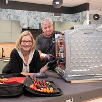 Jürgen Winter (r) zeigt Hauswirtschaftsmeisterin Yvonne Willicks, was man am Backofen alles selbst reparieren kann und was besser der Fachmann übernehmen sollte.