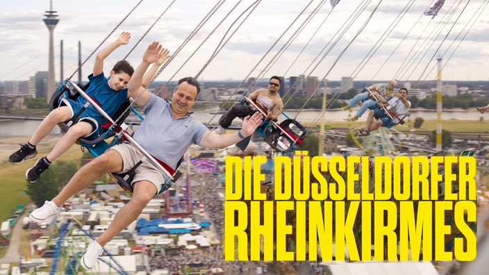 Menschen nah im Kettenkarussell, im Hintergrund die Düsseldorfer Skyline