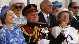 Queen Elisabeth II (l) bei einer britischen Militärparade in Paderborn im Jahr 1977.