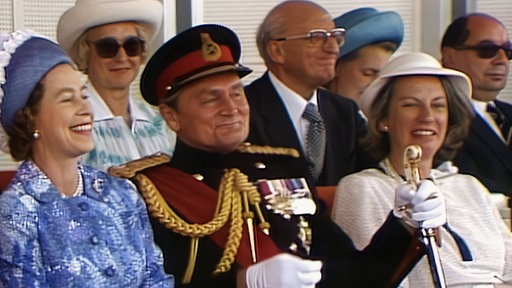 Queen Elisabeth II (l) bei einer britischen Militärparade in Paderborn im Jahr 1977.