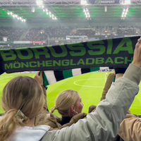 Während der Hymne halten Fans im Stadion ihre Schals in die Höhe.