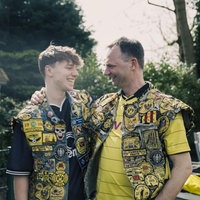 Vater und Sohn Beissenhirtz in BVB-Kutte in ihrem Kleingarten