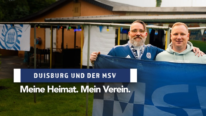 Zwei Männer vor einem blauen MSV-Banner stehen in einem Kleingarten