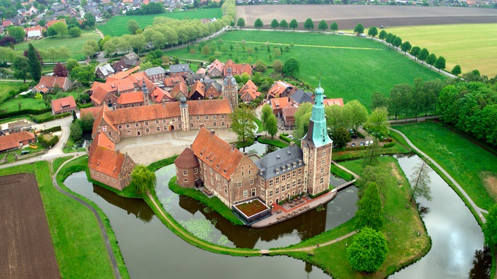 Blick aus der Luft auf das Wasserschloss Raesfeld