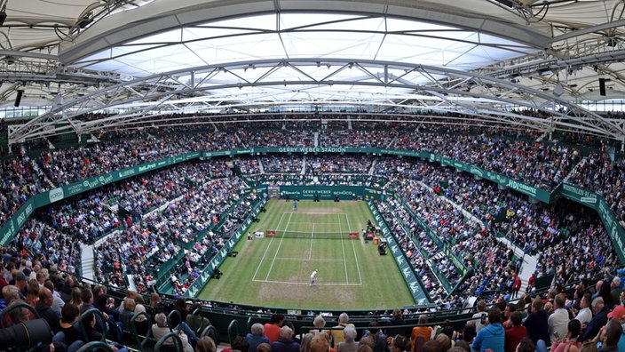 Blick von den oberen Rängen des vollen Stadions auf den Tennisplatz