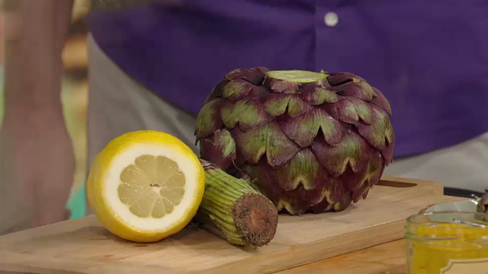 Klassische Artischocken mit Currysauce