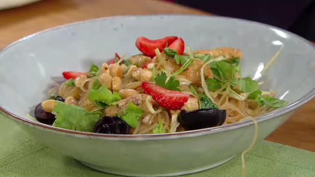 Asiatischer Spitzkohlsalat mit Hähnchen und Reisnudeln