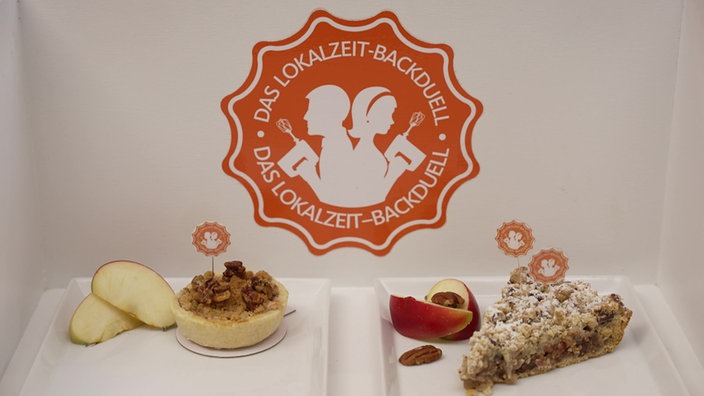 Apple Pecan Pie und Apfeltarte mit karamellisierten Pekannüssen angerichtet auf zwei Tellern