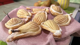 Birne auf Blätterteig mit salziger Karamellsoße 