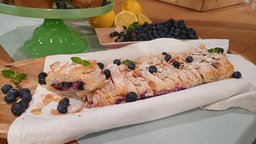 Blaubeer-Plunderzopf mit Cheesecake-Füllung