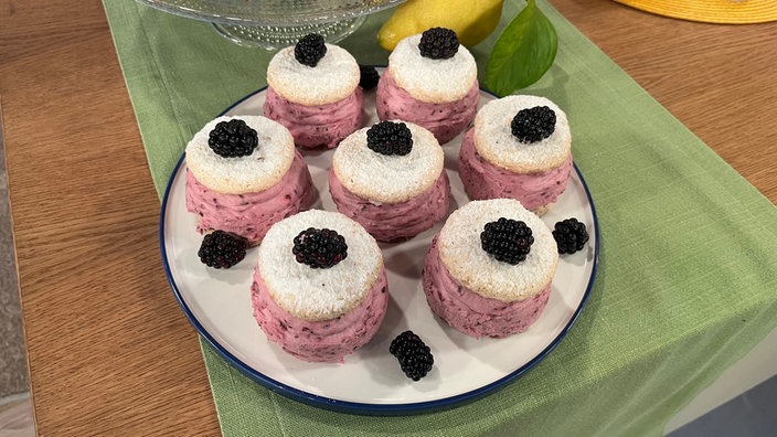 Brombeer-Japonais-Törtchen