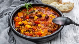chilli sin carne in einer Schüssel mit Löffel