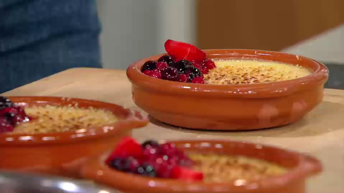 Crème brûlée mit roten Früchten