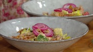 Crispy Nudelsalat mit Parmesan, Avocado und krossem Speck