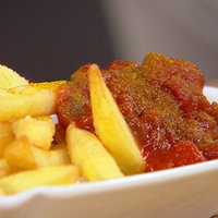Currywurst mit fruchtig-scharfer Currysoße
