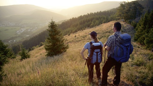 Stimmungsvolle Aussichten und Fernsicht für zwei Wanderer in Südwestfalen