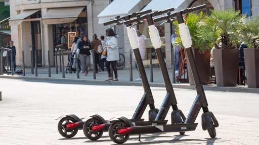 Abgestellte E-Scooter in der Innenstadt von Lyon