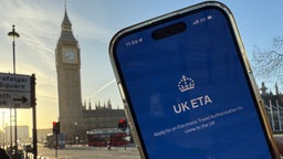 Ein Smartphone mit der ETA-Einreisegenehmigung Großbritanniens