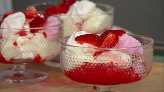 Erdbeergranité mit Schlagsahne, frischen Erdbeeren und Baiser-Crunch