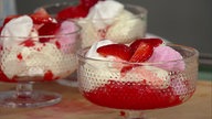 Erdbeergranité mit Schlagsahne, frischen Erdbeeren und Baiser-Crunch