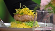 Mit Feta gefüllte Frikadellen mit Kartoffel-Schnittlauch-Püree und Lauchgemüse