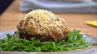 Gefüllte Portobello-Pilze mit Quinoa und getrockneten Tomaten