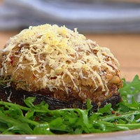 Gefüllte Portobello-Pilze mit Quinoa und getrockneten Tomaten