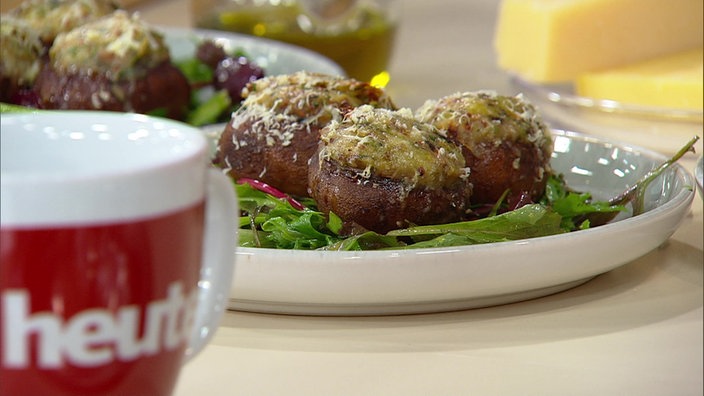 Gefüllte Steinchampignons mit Kartoffel-Kräuter-Stampf und Bergkäse