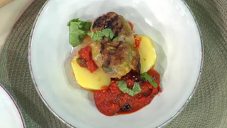 Gegrillte Spitzkohltaschen in mediterraner Tomatensoße