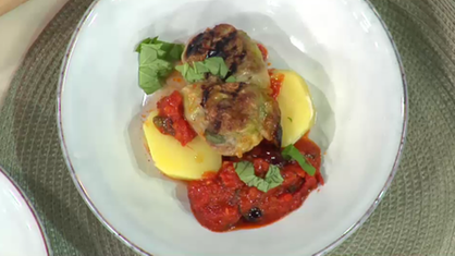 Gegrillte Spitzkohltaschen in mediterraner Tomatensoße