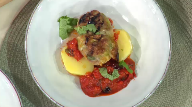 Gegrillte Spitzkohltaschen in mediterraner Tomatensoße