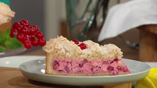 Ein Stück Johannisbeerkuchen verziert mit Johannesbeeren