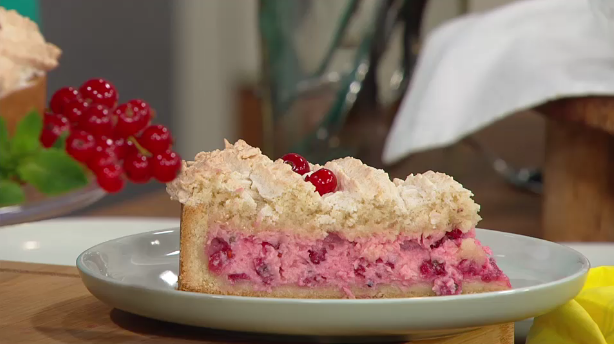 Ein Stück Johannisbeerkuchen verziert mit Johannesbeeren