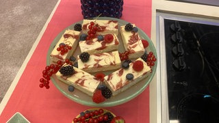 Käsekuchenschnitten mit Beerenswirl